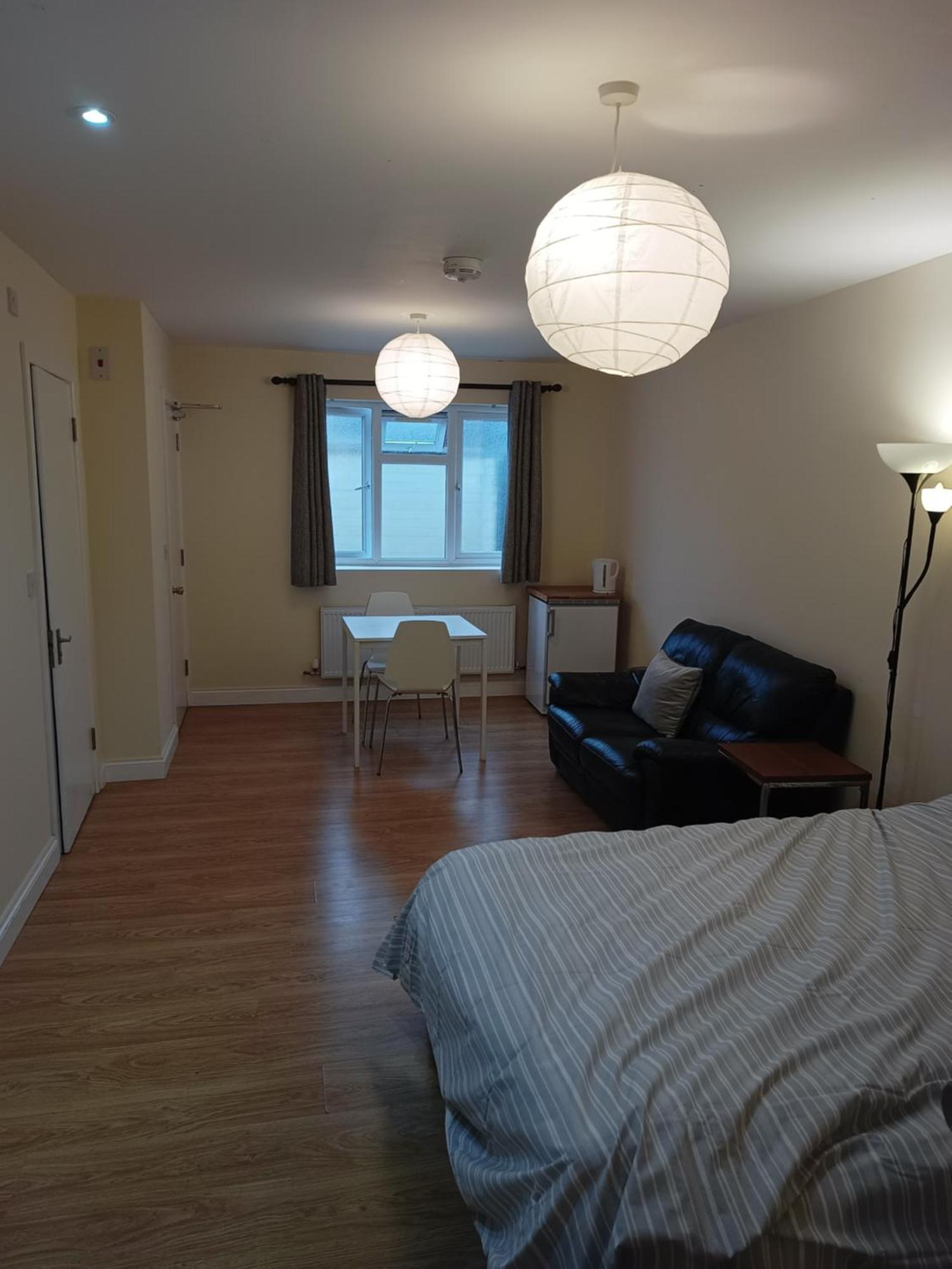 Отель Aster House Milton  Экстерьер фото
